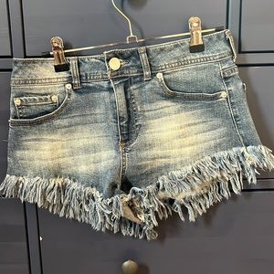 Jean shorts with fringe. Stretchy material. High waisted.